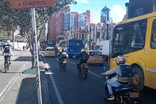 Tras varias horas, el grupo de manifestantes que permanecía desde las 11:00 a.m. a las afueras del Ministerio de Salud, en la carrera 13 con calle 32, se retiró del punto y se recupera la movilidad en la zona.