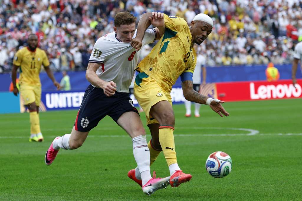 Foxborough (United States), 23/06/2026.- Elliot Anderson of England (L) in action against Jordan Ayew of Ghana (R) during the FIFA World Cup 2026 group stage match England against Ghana, in Boston, Massachusetts, USA, 23 June 2026. (Jordania) EFE/EPA/GREG M. COOPER
