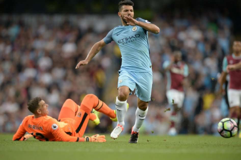 El delantero argentino de Manchester City, Sergio Agüero, durante el partido frente al West Ham. / AFP