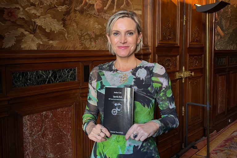 Andrea Cote, la poeta colombiana premiada en España por dar voz a las mujeres migrantes