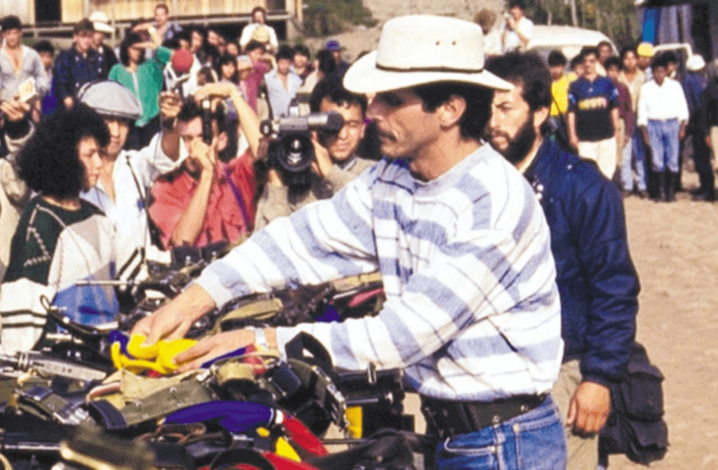 Carlos Pizarro Leongómez fue retratado mientras entregaba su revólver en Santo Domingo, corregimiento de Toribio, Cauca