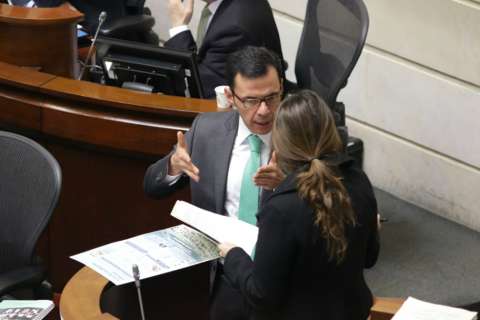 Uribismo gana el pulso en materia de extradición en discusión de la JEP