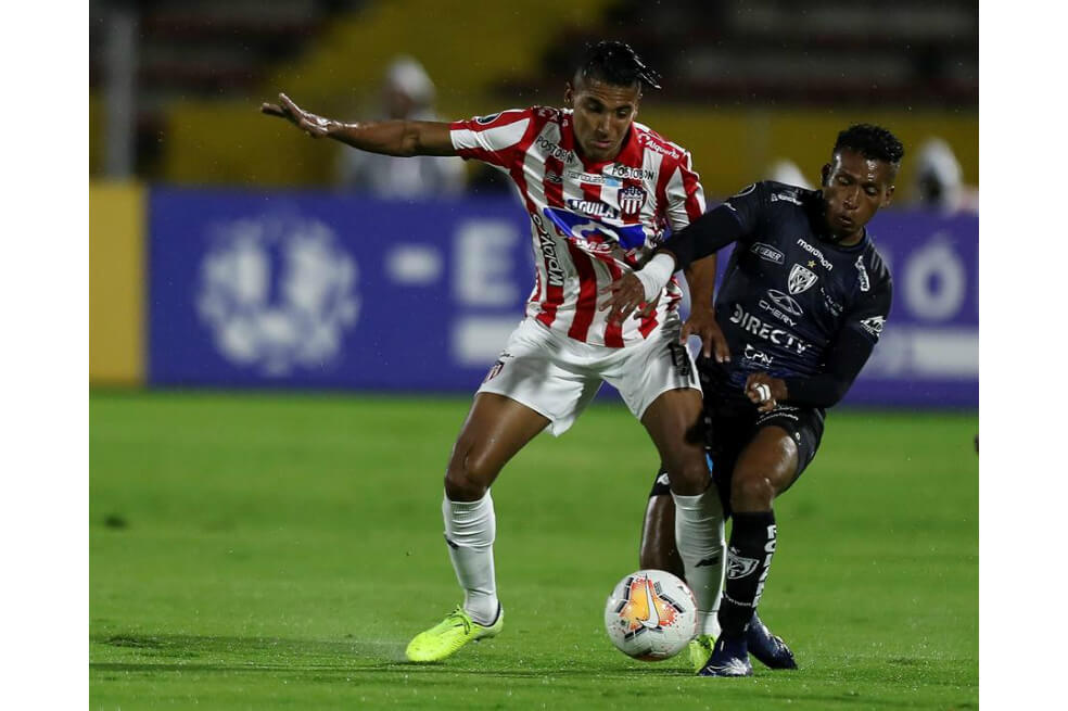 Fernando Alexander Guerrero, delantero de Independiente del Valle, disputando el balón ante Gabriel Rafael Fuentes, defensa de Júnior de Barranquilla.