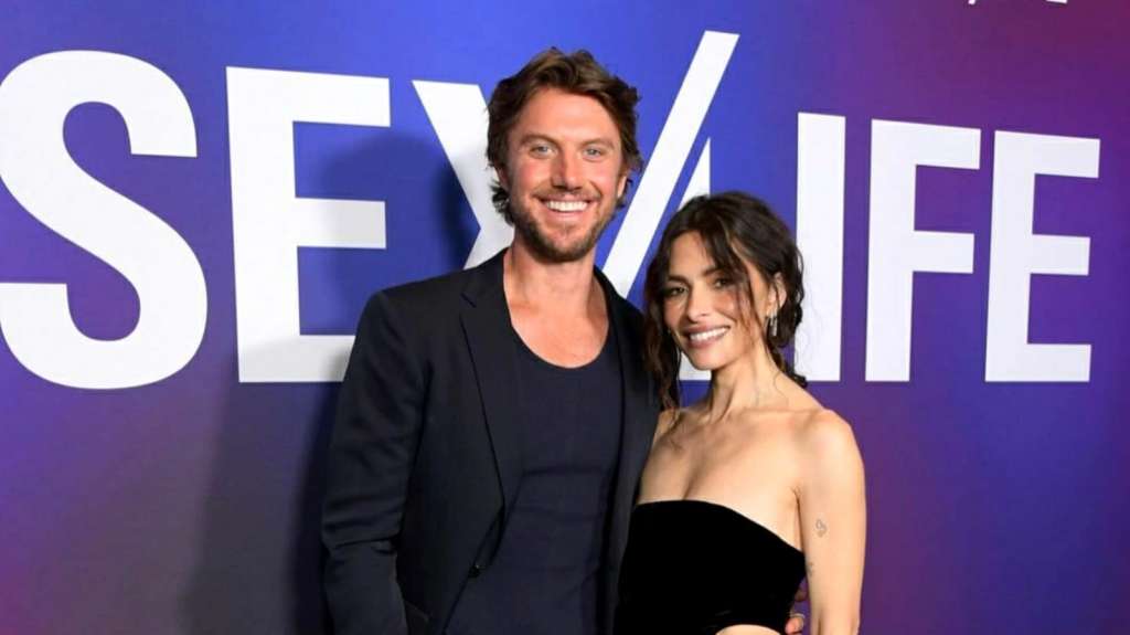 Sarah Shahi y Adam Demos
