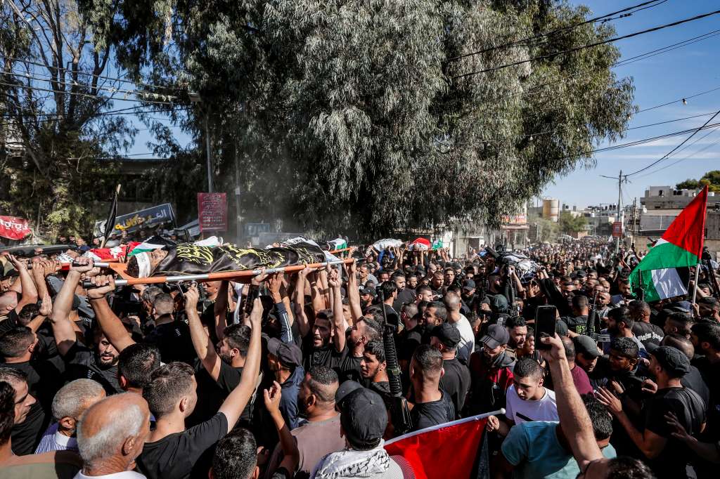 JENIN (CISJORDANIA) 10/11/2023.- Funeral de seis jóvenes fallecidos ayer en la ciudad de Jenin, Cisjordania. Al menos 18 palestinos murieron este jueves en diferentes incidentes violentos con tropas israelíes en Cisjordania ocupada, en la jornada más mortífera en la zona desde 2002 -punto álgido de la Segunda Intifada-, dentro de una espiral de violencia que recuerda a la de entonces, en paralelo a la guerra que Israel libra contra las milicias islamistas de Gaza desde hace un mes. EFE/ Manuel Bruque