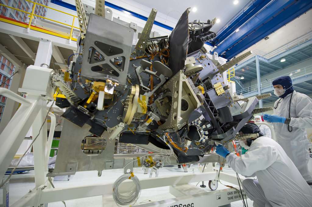 Ingenieros del equipo trabajan con el espectrógrafo del infrarrojo cercano del telescopio espacial James Webb.