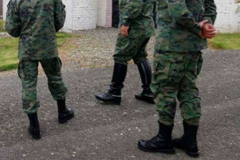 Dos militares ecuatorianos heridos de bala en zona fronteriza con Colombia
