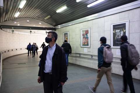 Exposición de cine clásico llega a estación Ricaurte de TransMilenio en Bogotá
