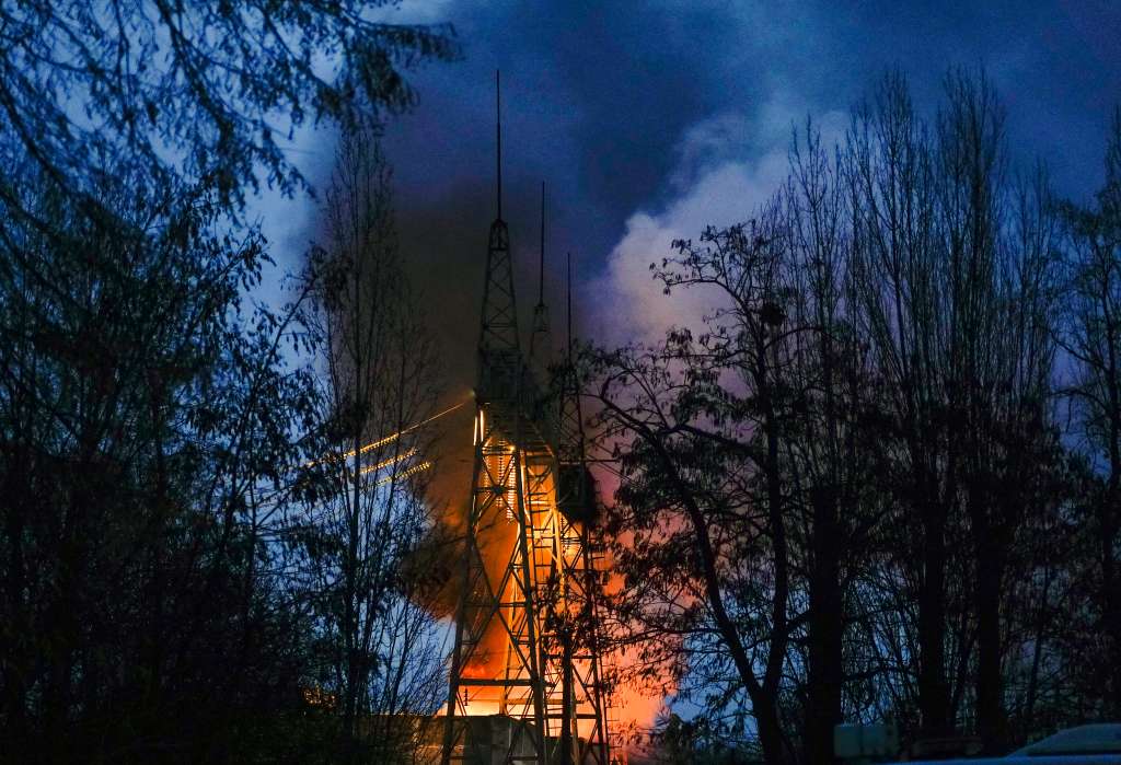 Kyiv (Ukraine), 19/12/2022.- Smoke billows from a fire at an infrastructure object after a drone attack in Kyiv (Kiev), Ukraine, 19 December 2022, amid Russia's invasion. About 20 drone attacks targeted the Ukrainian capital Kyiv in the early morning of 19 December, 15 of which were shot down, according to Serhiy Popko, the head of the Kyiv military administration. Russian troops entered Ukraine on 24 February 2022 starting a conflict that has provoked destruction and a humanitarian crisis. (Atentado, Incendio, Rusia, Ucrania) EFE/EPA/STRINGER