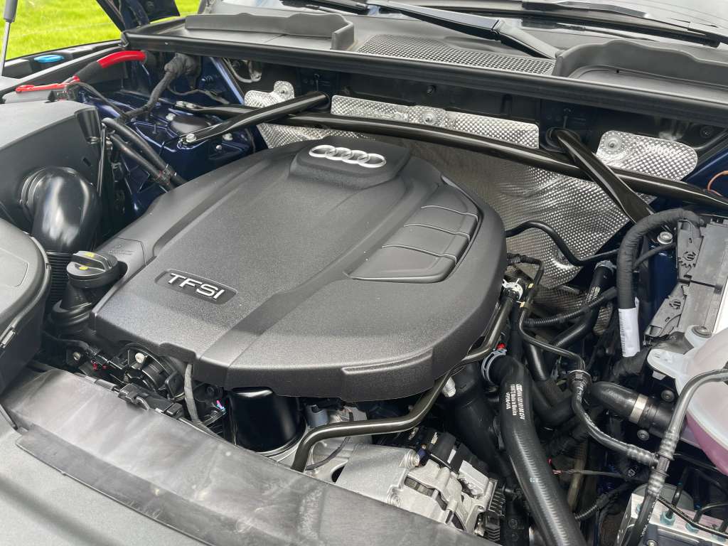 Audi Q5 cuenta con un motor 45 TFSI, de dos litros y cuatro cilindros. Entrega 249 caballos de potencia y 370 Nm de torque.