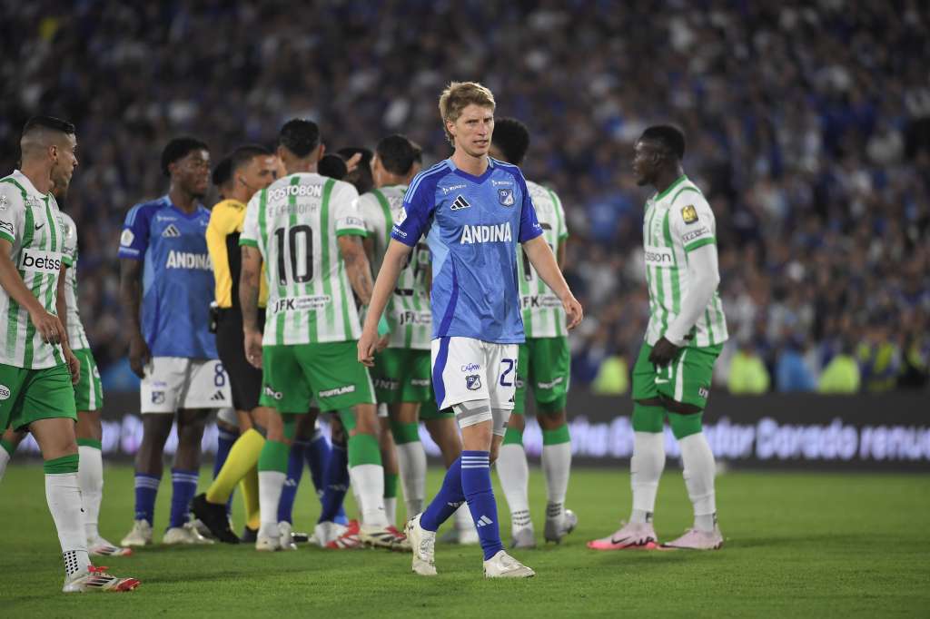Jugador de Millonarios durante el compromiso ante Atlético Nacional en el Estadio El Campin de Bogotá