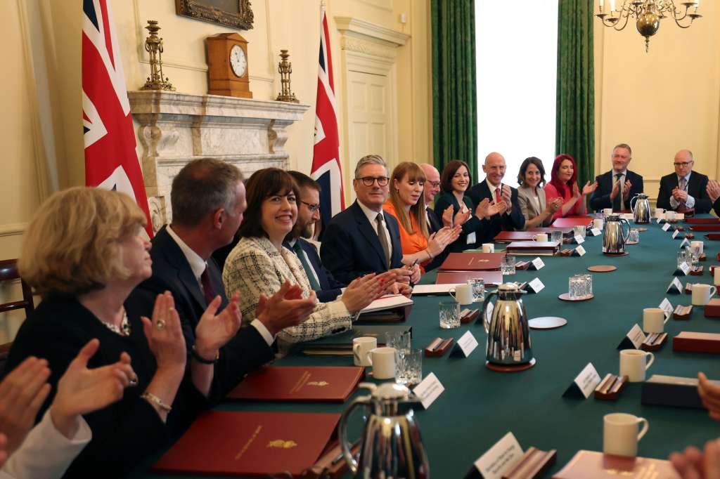 London (United Kingdom), 05/07/2024.- Britain's Prime Minister Keir Starmer (C) chairs his first meeting of the Cabinet in Downing Street, London, Britain, 06 July 2024. Starmer became the country's new prime minister on 05 July, after his party won a landslide victory in the general election. (deslizamiento de tierras, Reino Unido, Londres) EFE/EPA/ANDY RAIN / POOL