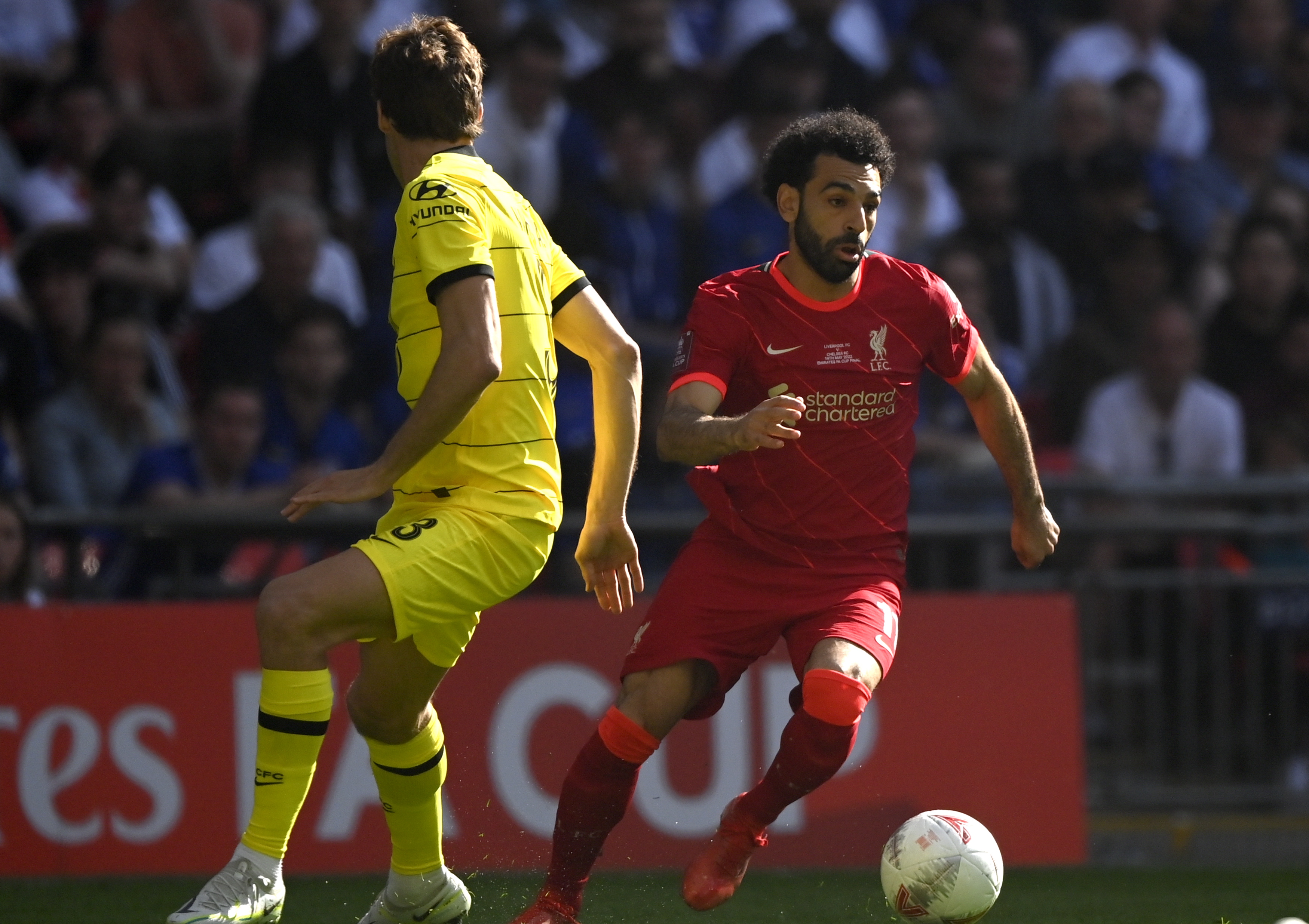 London (United Kingdom), 14/05/2022.- Mohamed Salah (R) of Liverpool in action against Marcos Alonso (L) of Chelsea during the English FA Cup final between Chelsea FC and Liverpool FC at Wembley in London, Britain, 14 May 2022. (Reino Unido, Londres) EFE/EPA/NEIL HALL EDITORIAL USE ONLY. No use with unauthorized audio, video, data, fixture lists, club/league logos or 'live' services. Online in-match use limited to 120 images, no video emulation. No use in betting, games or single club/league/player publications