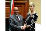Charlize Theron anima a los jóvenes sudafricanos a luchar contra el sida