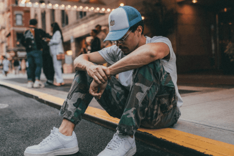 Pantalones cargo: así deberías vestirlos como un experto de moda recomienda