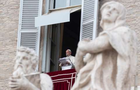 Los obispos católicos concuerdan: cualquier cosa es aceptable menos una mujer