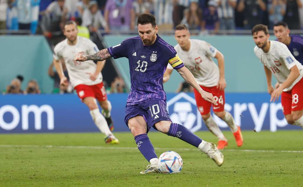 GR3009. DOHA (CATAR), 30/11/2022.- Lionel Messi de Argentina patea un balón hoy, en un partido de la fase de grupos del Mundial de Fútbol Qatar 2022 entre Polonia y Argentina en el Estadio 974 en Doha (Catar). EFE/Juan Ignacio Roncoroni