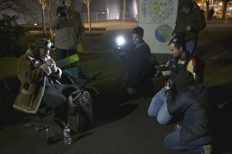 Un habitante de Seattle fuma marihuana en la entrada en vigencia del referendo que aprobó su uso recreativo. / AFP