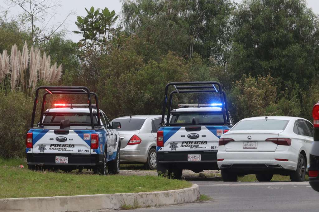 MEX1859. ATIXAPAN DE ZARAGOZA (MÉXICO), 02/09/2026.- Policías custodian la zona donde se cometió un homicidio múltiple este miércoles, en el municipio Atizapan de Zaragoza (México). Autoridades mexicanas detuvieron a dos hombres señalados como presuntos responsables del homicidio múltiple de Jonathan Meléndez, integrante de la banda de indie rock Camilo Séptimo, de su esposa embarazada, de su hija de tres años y de la trabajadora del hogar, cuyos cuerpos fueron hallados al interior de su residencia en el municipio de Atizapán de Zaragoza. EFE/ Madla Hartz