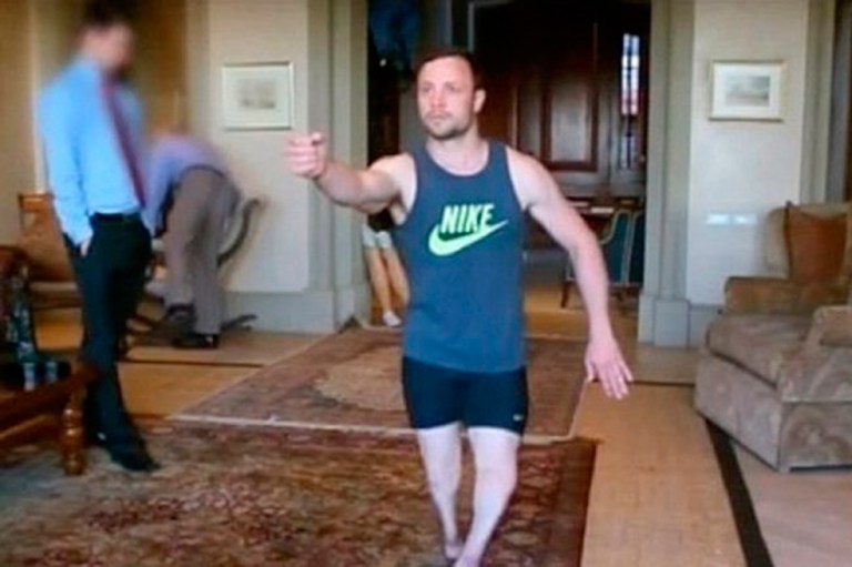 Imágenes de cómo Pistorius reconstruyó el crimen de su novia