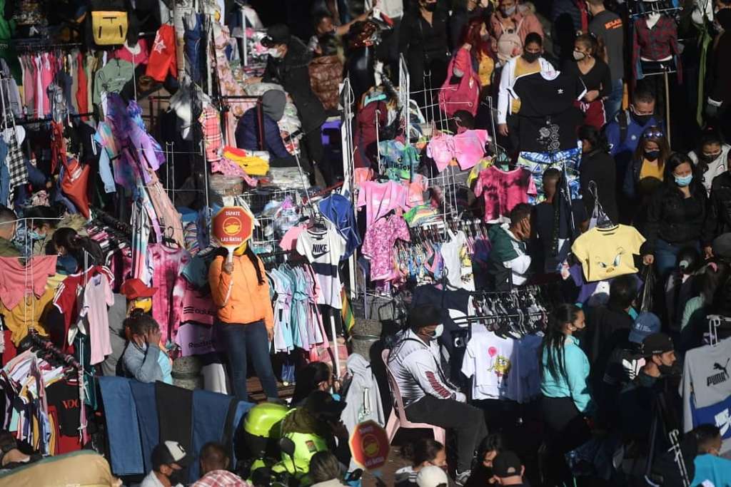 Cientos de bogotanos aún acuden a los centros comerciales y zonas populares para realizar sus compras navideñas.