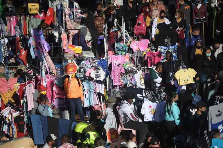 Cientos de bogotanos aún acuden a los centros comerciales y zonas populares para realizar sus compras navideñas.