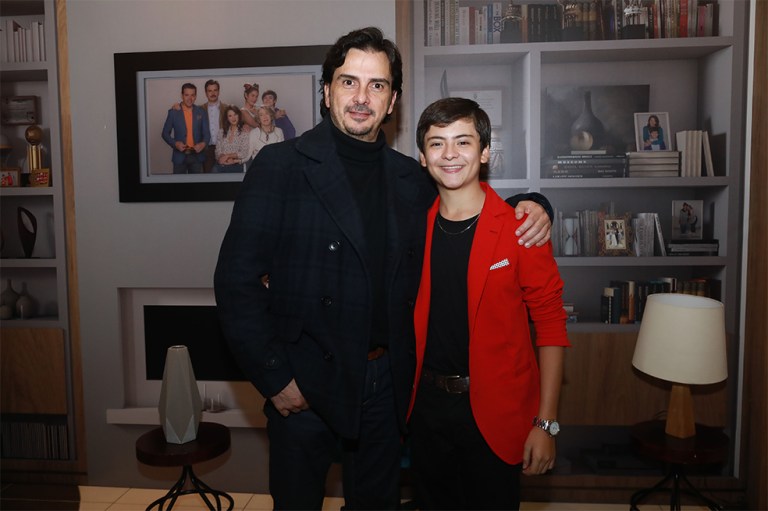 Dejémonos de Vargas
La nueva serie televisiva del canal RCN en la franja familiar estará a cargo de un elenco de un elenco de lujo, Dejémonos de Vargas una comedia familiar que presento su primer capítulo para medios este miércoles 6 de julio en el cinépolis del centro comercial plaza claro.