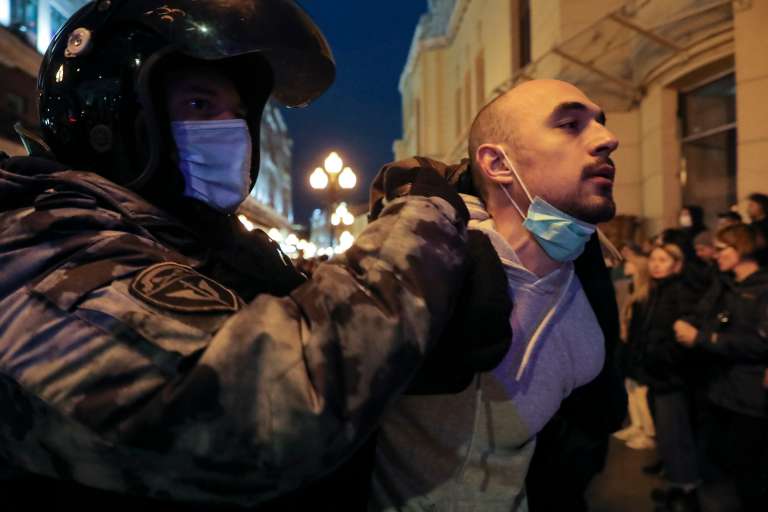 Alexei Zavarki, de 60 años, lamentó la respuesta policial a las concentraciones. “He venido a participar, pero parece que ya se han llevado a todo el mundo”, dijo.