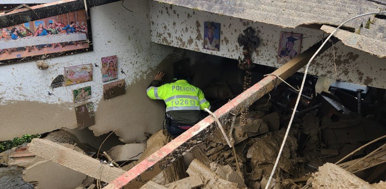 AME3917. QUETAME (COLOMBIA), 18/07/2023.- Fotografía cedida por la Policía Nacional de Colombia que muestra a miembros de organismos de rescate en la zona donde ocurrió una avalancha en Quetame, Cundinamarca (Colombia). Al menos seis personas muertas, seis heridos y varios desaparecidos dejó una avalancha de barro y agua ocurrida en la localidad de Quetame, en el departamento colombiano de Cundinamarca, situado en el centro del país, tras las fuertes lluvias del lunes, informaron este martes fuentes oficiales.EFE/ Policía De Colombia / SOLO USO EDITORIAL/ SOLO DISPONIBLE PARA ILUSTRAR LA NOTICIA QUE ACOMPAÑA (CRÉDITO OBLIGATORIO) MÁXIMA CALIDAD DISPONIBLE
