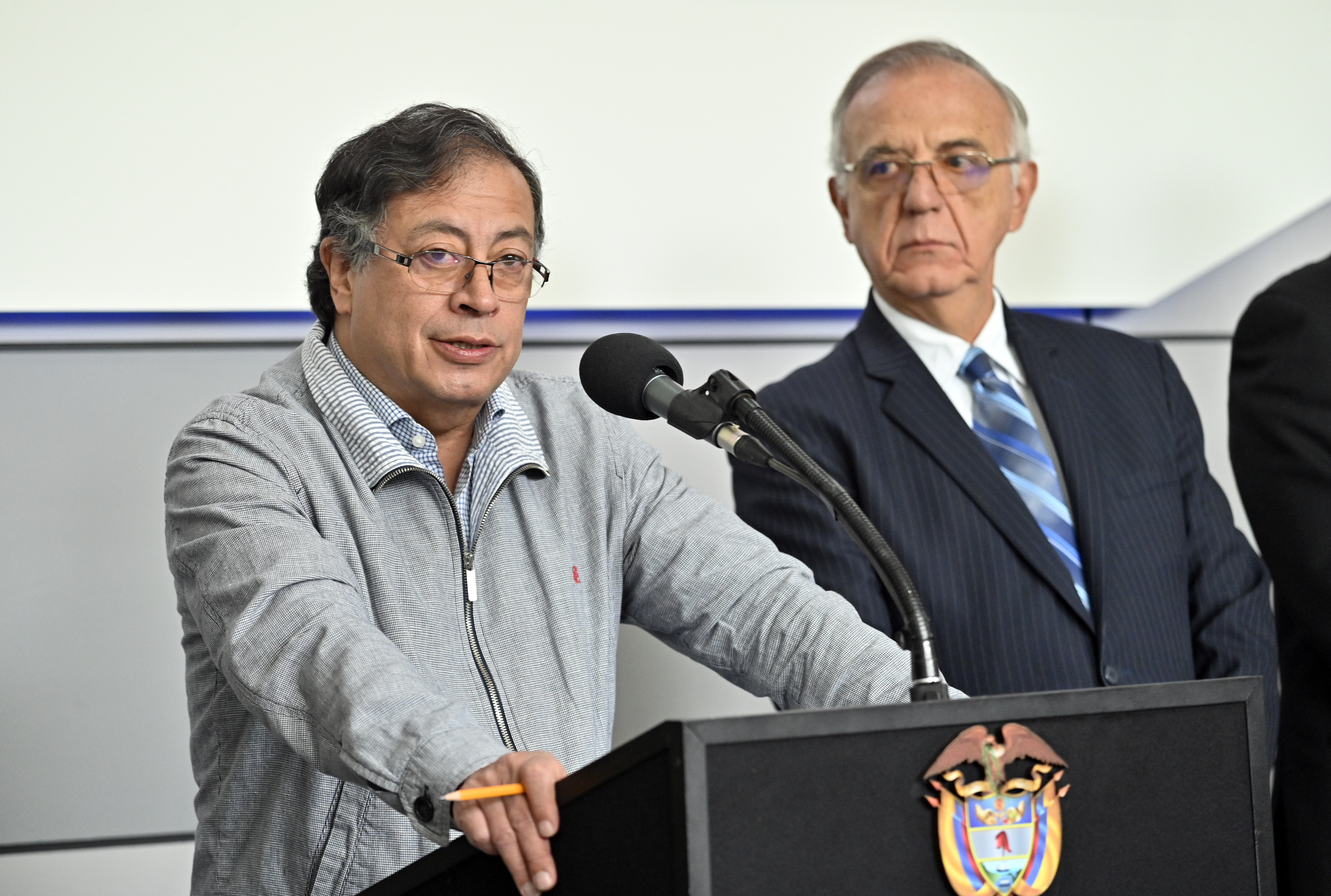 BTA200. BOGOTÁ (COLOMBIA), 06/12/2022.- Fotografía cedida hoy por la Presidencia de Colombia que muestra al mandatario Gustavo Petro junto al ministro de Defensa, Iván Velásquez (d), durante un consejo extraordinario de seguridad en Bogotá (Colombia). Un ataque de un grupo de disidencias de las FARC esta madrugada en una zona rural de Buenos Aires, en el departamento del Cauca (suroeste), dejó seis soldados muertos, según informó el presidente de Colombia, Gustavo Petro. EFE/ Presidencia de Colombia /SOLO USO EDITORIAL /SOLO DISPONIBLE PARA ILUSTRAR LA NOTICIA QUE ACOMPAÑA (CRÉDITO OBLIGATORIO)