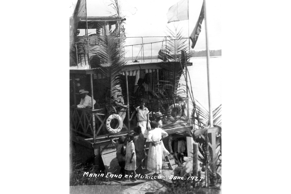 María Cano a bordo de un vapor en Murillo, Tolima. Fotografía de Floro Piedrahíta. Archivo del Instituto María Cano (Ismac) al cuidado de Luis Sandoval.