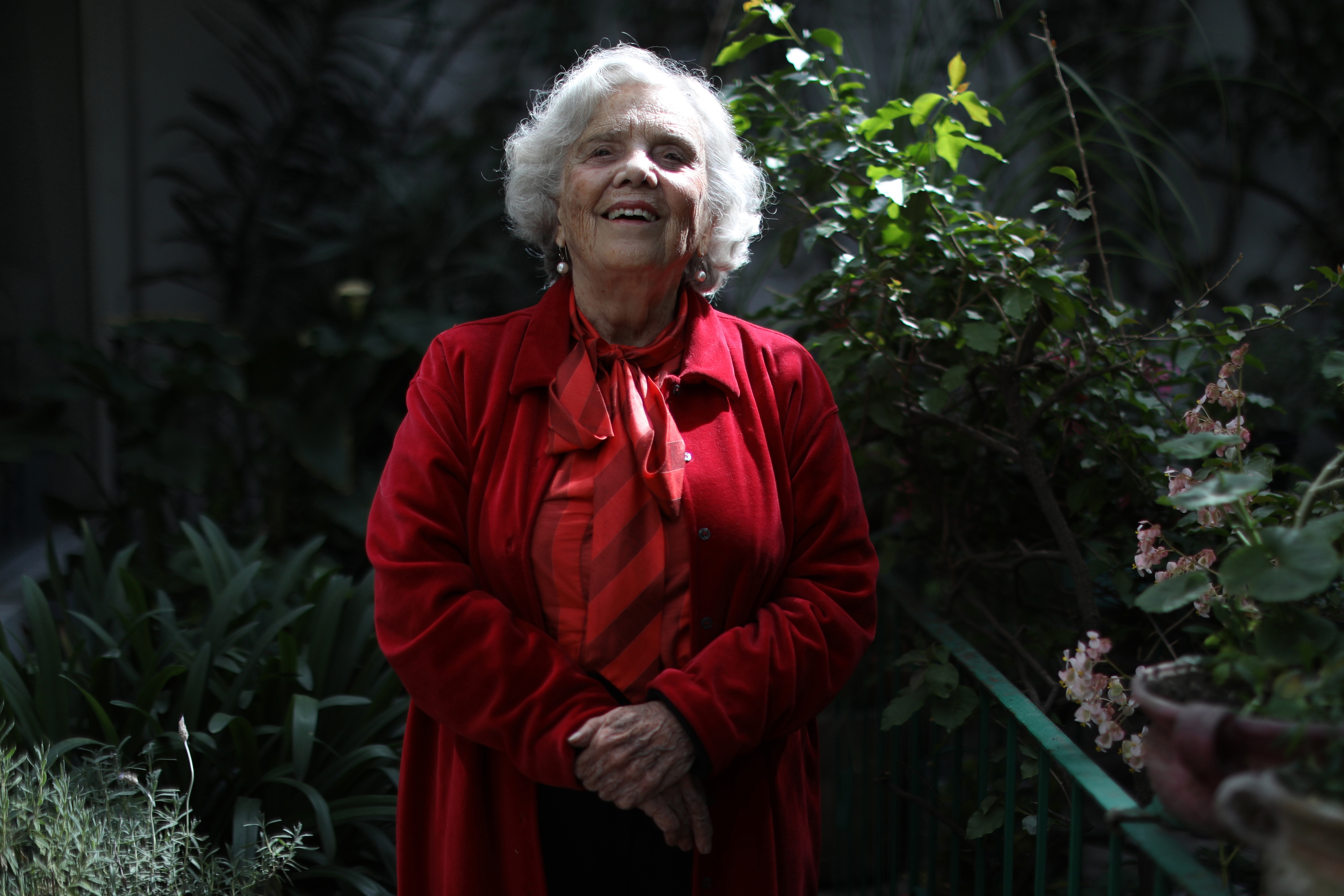 MEX4752. CIUDAD DE MÉXICO (MÉXICO), 10/02/2022.- La escritora, periodista y activista francesa de nacionalidad mexicana Elena Poniatowska habla durante una entrevista con Efe, el 23 de noviembre de 2021, en Ciudad de México (México). Para la escritora mexicana ganadora del Premio Cervantes Elena Poniatowska escribir es "alejar la muerte" y un oficio que ofrece dignidad a quien lo ejerce, compartió este jueves en un simposio virtual. EFE/Sáshenka Gutiérrez