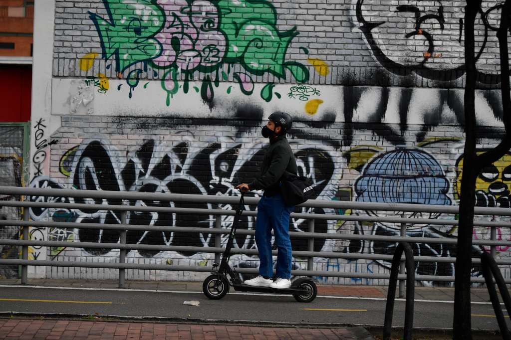 O también conocidas como patinetas eléctricas que circulan por las calles de Bogotá