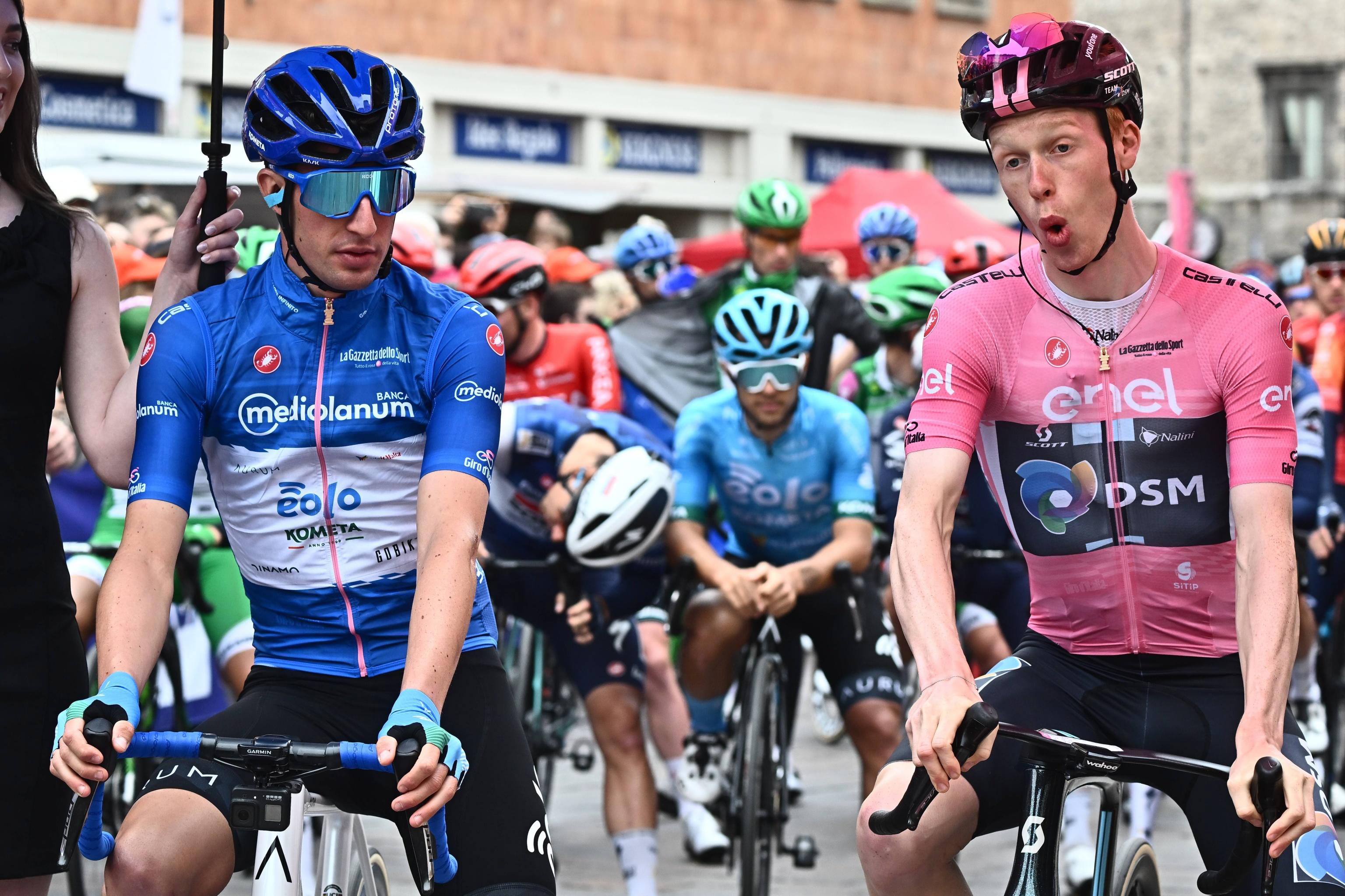 Terni (Italy), 13/05/2023.- Italian rider Davide Bais (L) of team Eolo-Kometa Cycling Team and Norwegian rider Andreas Leknessund of Team Dsm in the overall leader's pink jersey, before the start for the eighth stage of the 2023 Giro d'Italia cycling race over 207 km from Terni to Fossombrone, Italy, 13 May 2023. (Ciclismo, Italia) EFE/EPA/LUCA ZENNARO