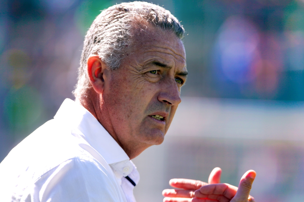 Gustavo Alfaro, de 56 años, es el técnico de Huracán y dirige desde 1992. / Cortesía Diario Clarín