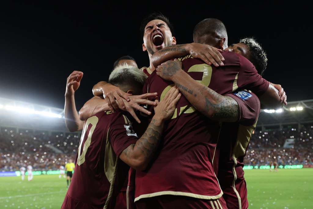 -FOTODELDÍA- AMDEP4068. MONAGAS (VENEZUELA), 25/03/2025.- Jugadores de Venezuela celebran un gol este martes, en un partido de las eliminatorias sudamericanas para el Mundial de 2026 entre las selecciones Venezuela y Perú en el estadio Monumental de Monagas (Venezuela). EFE/ Miguel Gutiérrez