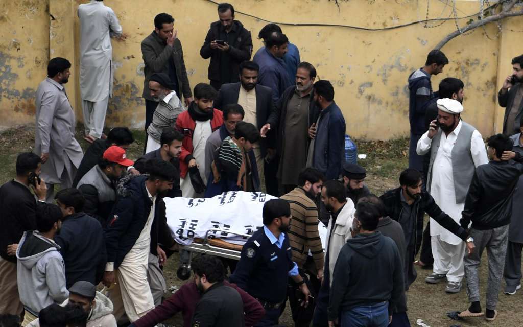 ISLAMABAD (Pakistan), 06/02/2026.- People shift injured victims of a blast at a Shiite Muslim mosque to hospitals in Islamabad, Pakistan, 06 February 2026. Multiple casualties are feared in the blast. EFE/EPA/SOHAIL SHAHZAD