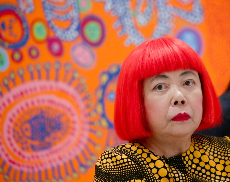 La artista Yayoi Kusama, pide disculpas por comentarios racistas hechos en el pasado