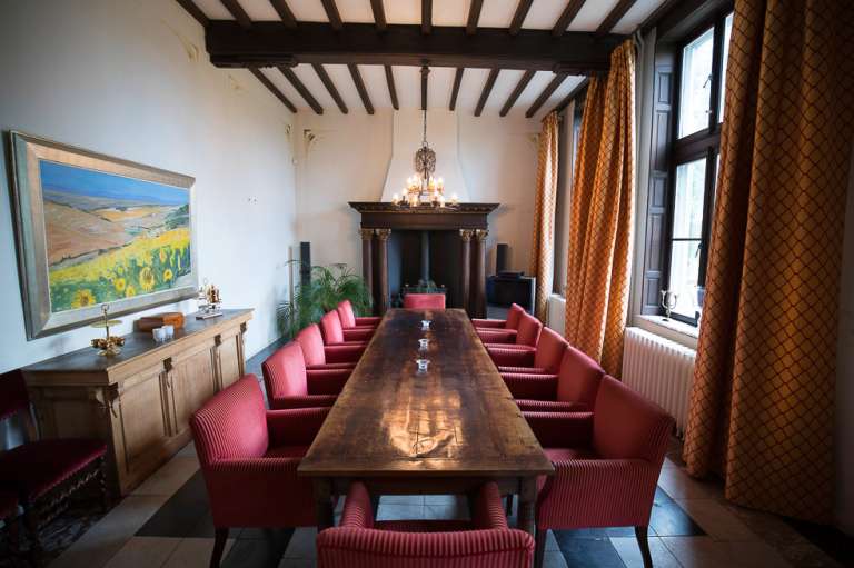 Esta es su sala de reuniones. André, quien siempre está informado de todos los asuntos de su trabajo y su castillo, se sienta a la cabeza.
