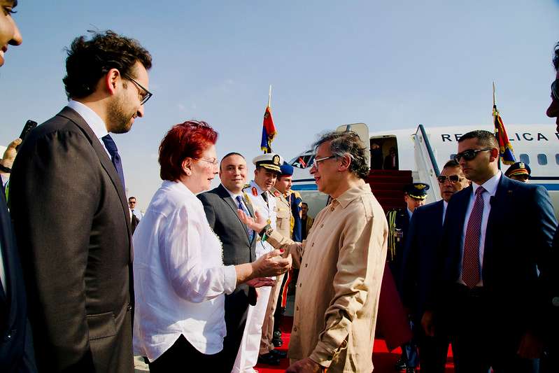 El presidente Gustavo Petro a su llegada a Egipto con la embajadora Luz Elena Martínez Kasab, psicóloga con maestría en Filosofía.