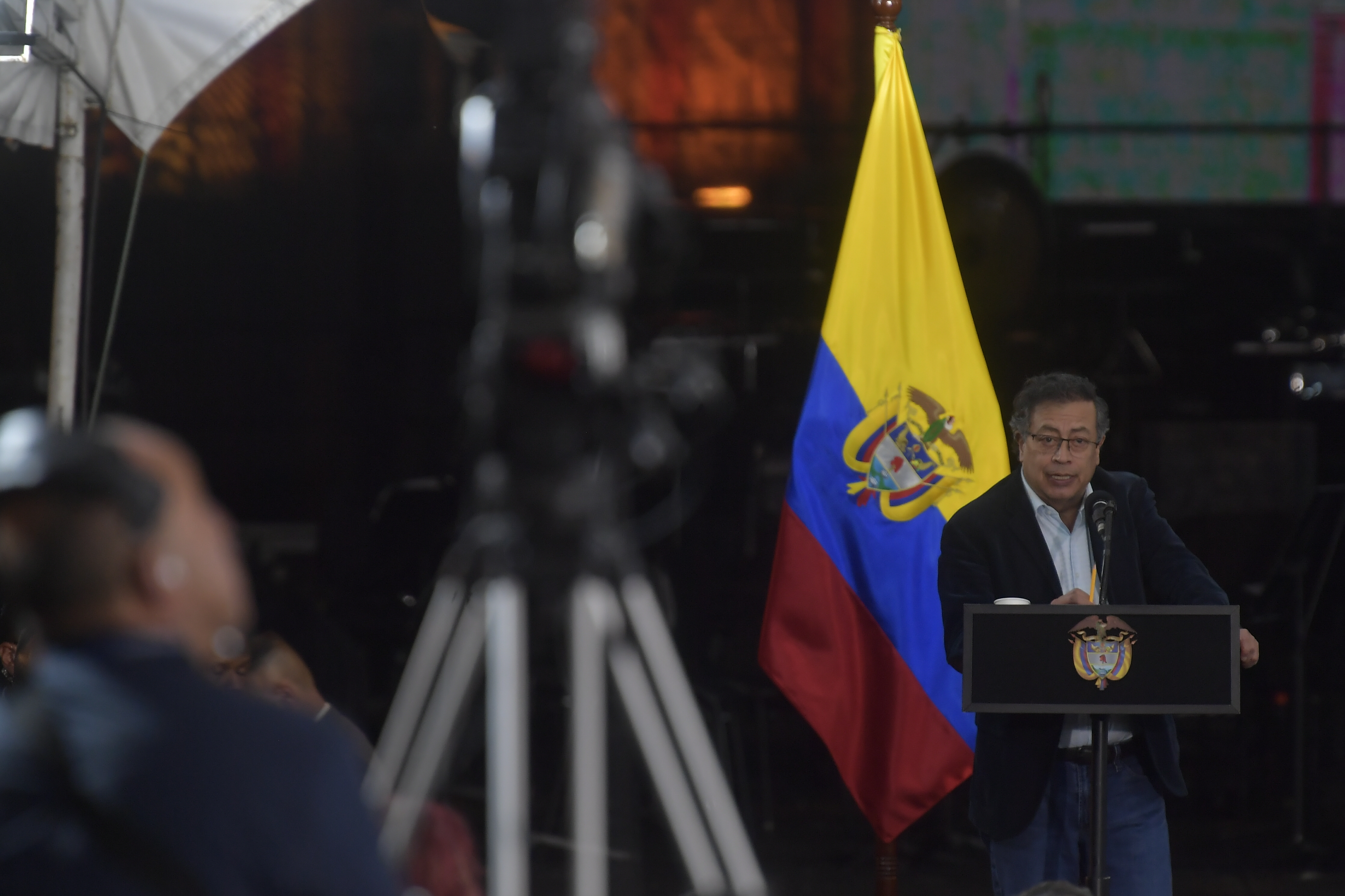 Presidente de la República, durante la  conmemoración de los 8 años de la firma del acuerdo de paz entre gobierno y FARC, junto a él estuvieron Manuela Marín, delegada de Comunes en la CSIVI; Gloria Cuartas, directora de la Unidad de Implementación del Acuerdo de Paz; la secretaria DiCarlo, Juan Fernando Cristo, ministro del Interior, y Rodrigo Londoño, presidente del partido Comunes y último excomandante de la extinta guerrilla de las FARC.