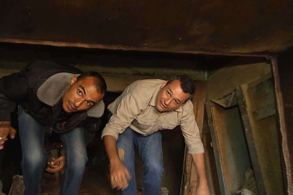 El periodista Federico Benítez, (der.) con uno de sus guías. / Caracol Tv