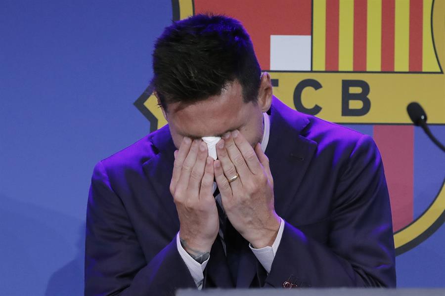 Messi no puede contener las lagrimas en su despedida de Barcelona.