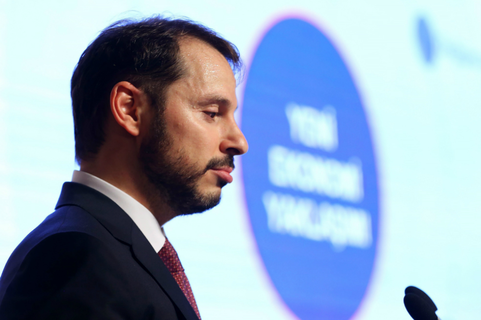 Berat Albayrak, ministro de Finanzas turco, sostuvo una conferencia telefónica con unos 4.000 inversionistas que monitorean de cerca la situación económica en este país. / Bloomberg