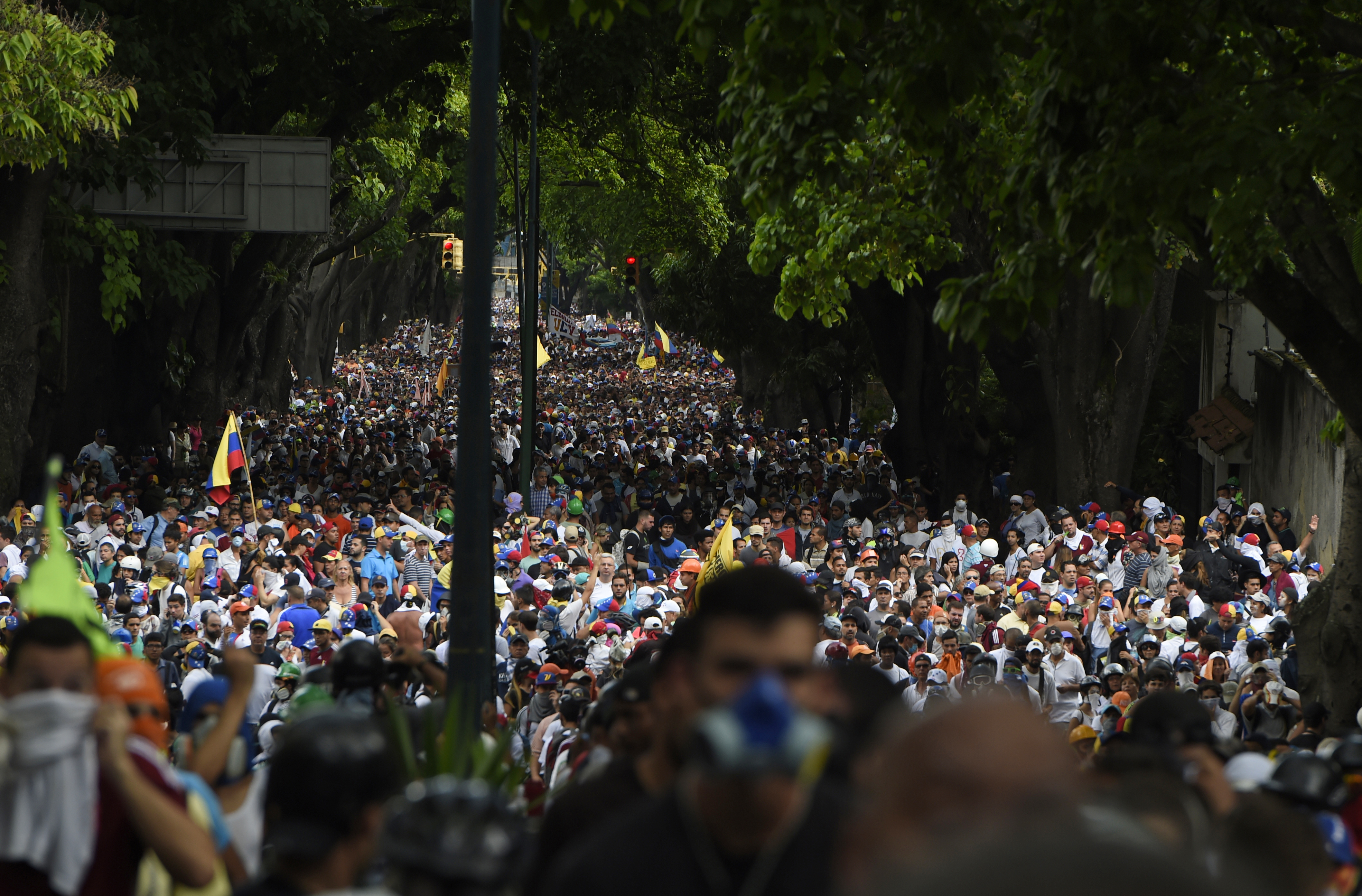 Las recientes protestas en Venezuela ya completan un mes.  / AFP