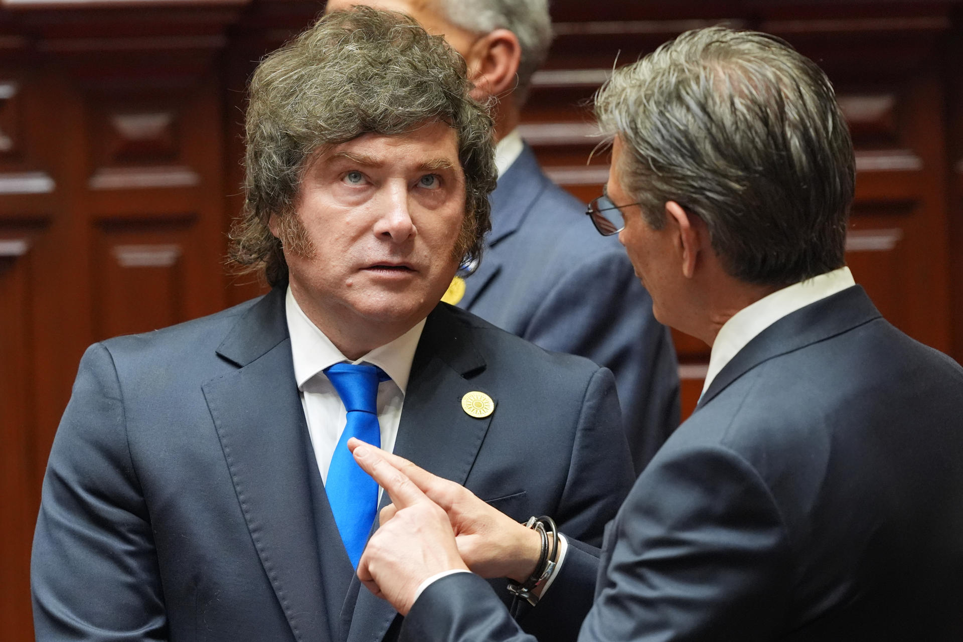 AME3740. LIMA (PERÚ), 28/07/2026.- El presidente de Argentina, Javier Milei (i), habla con su homólogo de Bolivia, Rodrigo Paz, durante los actos oficiales de la transmisión de mando e investidura de la presidenta electa de Perú, Keiko Fujimori, este martes en Lima (Perú). EFE/Guadalupe Pardo/ POOL