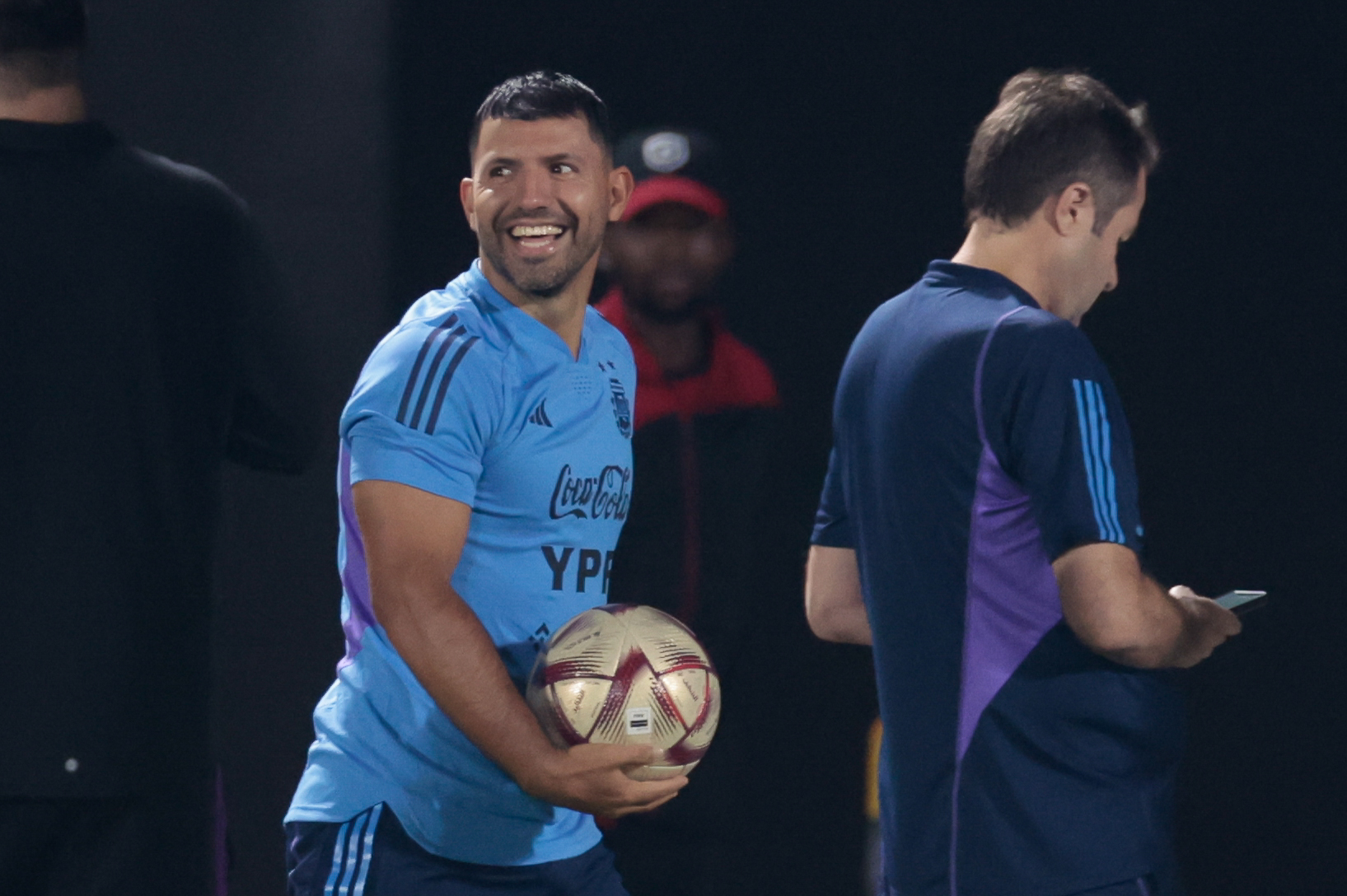 DOHA (CATAR), 15/12/2022.- El exfutbolista Sergio "Kun" Agüero visita a sus excompañeros durante el entrenamiento de la selección argentina celebrado este jueves en Doha, Catar. Argentina se enfrentará a Francia en la final del Mundial de Qatar 2022 el próximo 18 de diciembre. EFE/ Juan Ignacio Roncoroni