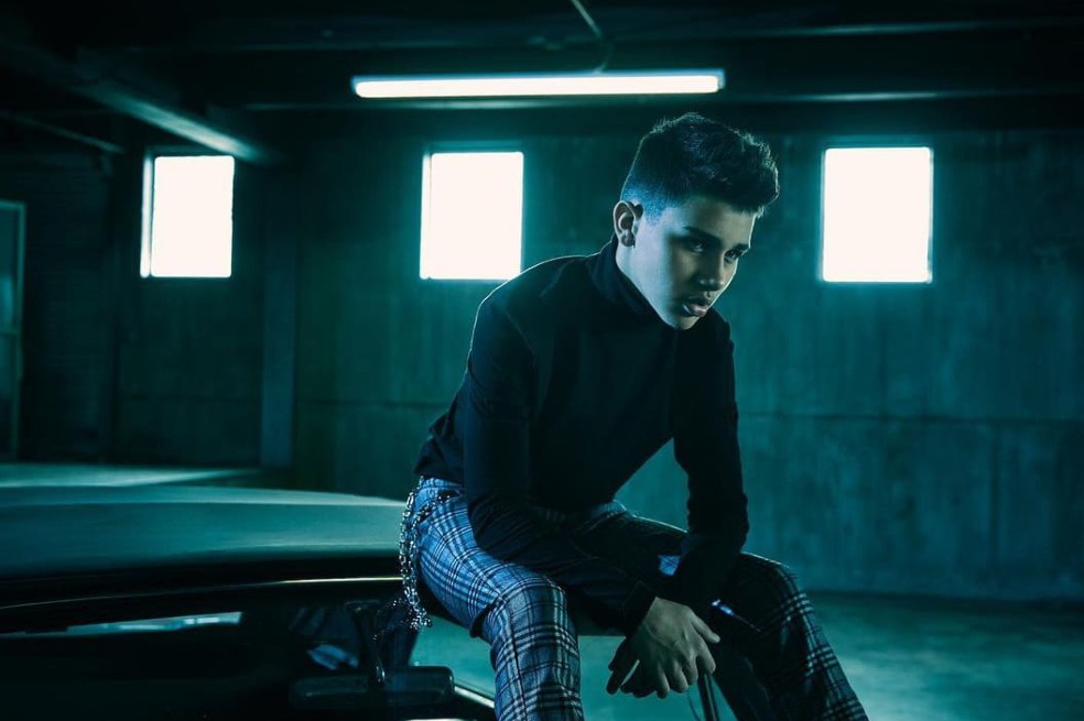 Luis Vázquez fusiona ritmos tropicales con urbanos en su primer álbum.