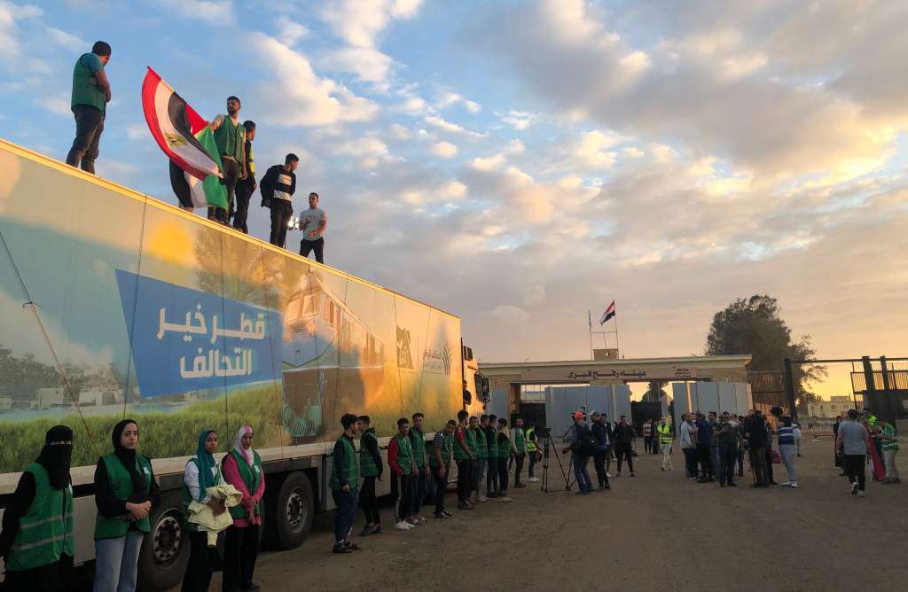 Rafah (Egipto), 17/10/2023.- Un camión perteneciente a un convoy de ayuda humanitaria para la Franja de Gaza frente a la puerta fronteriza de Rafah, Egipto, este martes. Mientras los mediadores internacionales continúan presionando para que la ayuda pase a Gaza y para impedir la salida de los extranjeros que huyen del conflicto, el paso fronterizo de Egipto con la Franja de Gaza en Rafah permaneció cerrado ayer, con los convoyes de ayuda internacional esperando en la ciudad de Arish, a unos 50 kilómetros de Rafah. EFE/STR