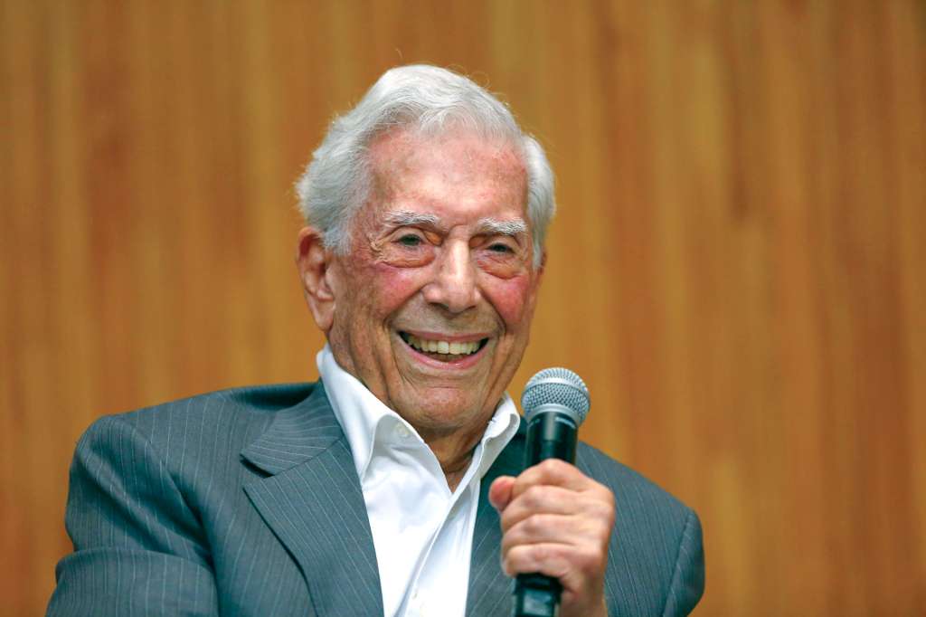 MEX6306. BOGOTÁ (COLOMBIA), 13/04/2025.- Fotografía de archivo del 28 de mayo de 2023 del escritor peruano Mario Vargas Llosa hablando en una conferencia de prensa, en la Universidad de Guadalajara (México). EFE/ Francisco Guasco ARCHIVO